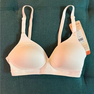 *NWTs* Warner's Lughtly Lined White Wireless Bra